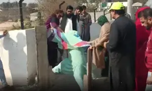 راولپنڈی: عمران خان کی بہن نورین نیازی اڈیالہ کے باہر گر کر زخمی