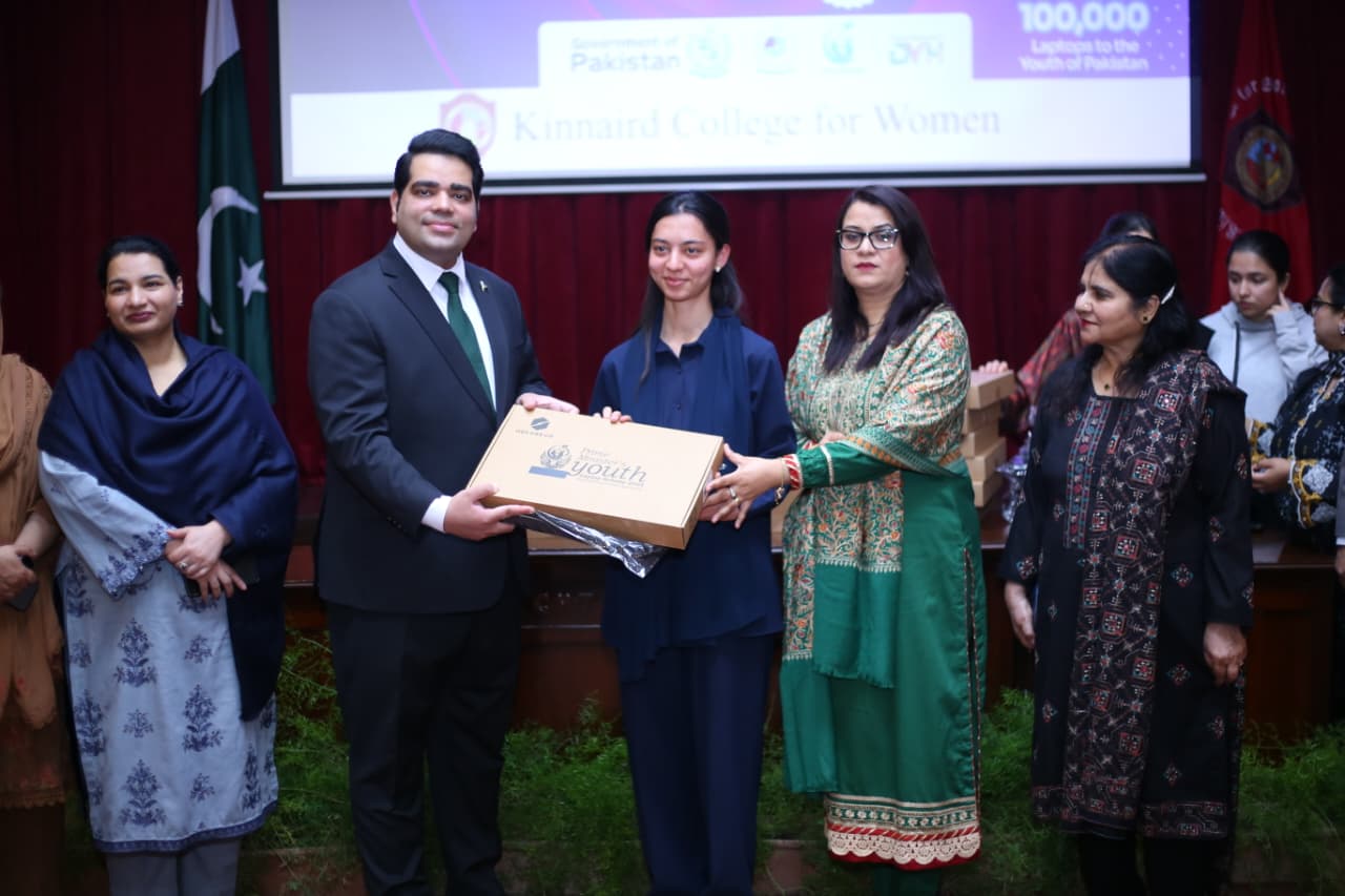 لاہور: وزیراعظم لیپ ٹاپ اسکیم کے تحت کنیرڈ کالج میں طالبات کو لیپ ٹاپ کی تقسیم