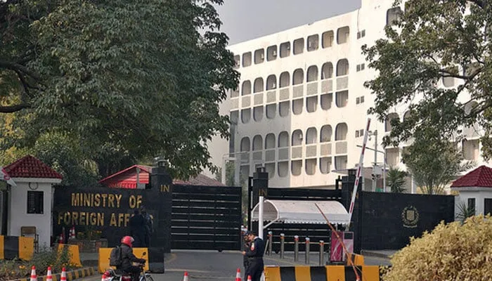 ایران میں مقیم پاکستانی شہریوں کو محتاط رہنے کی ہدایت، غیر ضروری سفر سے گریز کریں