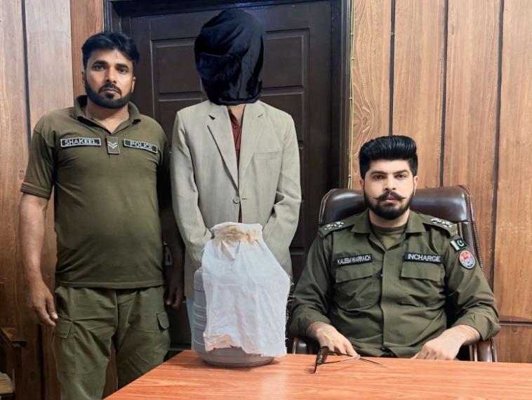 گجرات : پولیس کی کارروائی، ملزم سے 5 لیٹر دیسی شراب برآمد