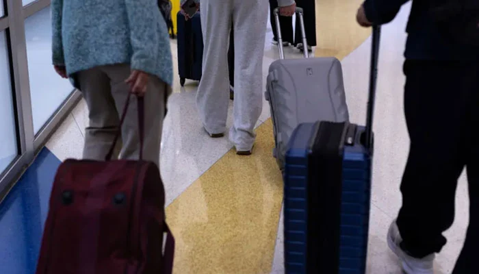 امریکاویزا درخواستگزاروں کیلئے 15 ہزار ڈالرز تک سکیورٹی بانڈ لازمی، نئی امیگریشن پابندیاں نافذ