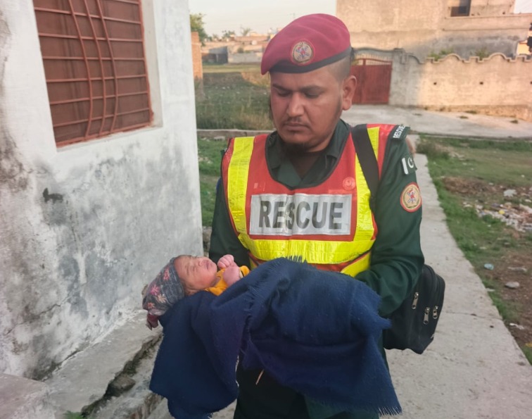 جہلم :سوہاوہ خالی پلاٹ سے نومولود بچی برآمد، ریسکیو 1122 نے محفوظ کر لیا