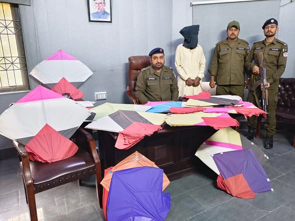 گجرات :سرائے عالمگیرپولیس کی کارروائی،3ملزمان گرفتار،20پتنگیں،10لیٹر شراب اورریوالور32بور برآمد