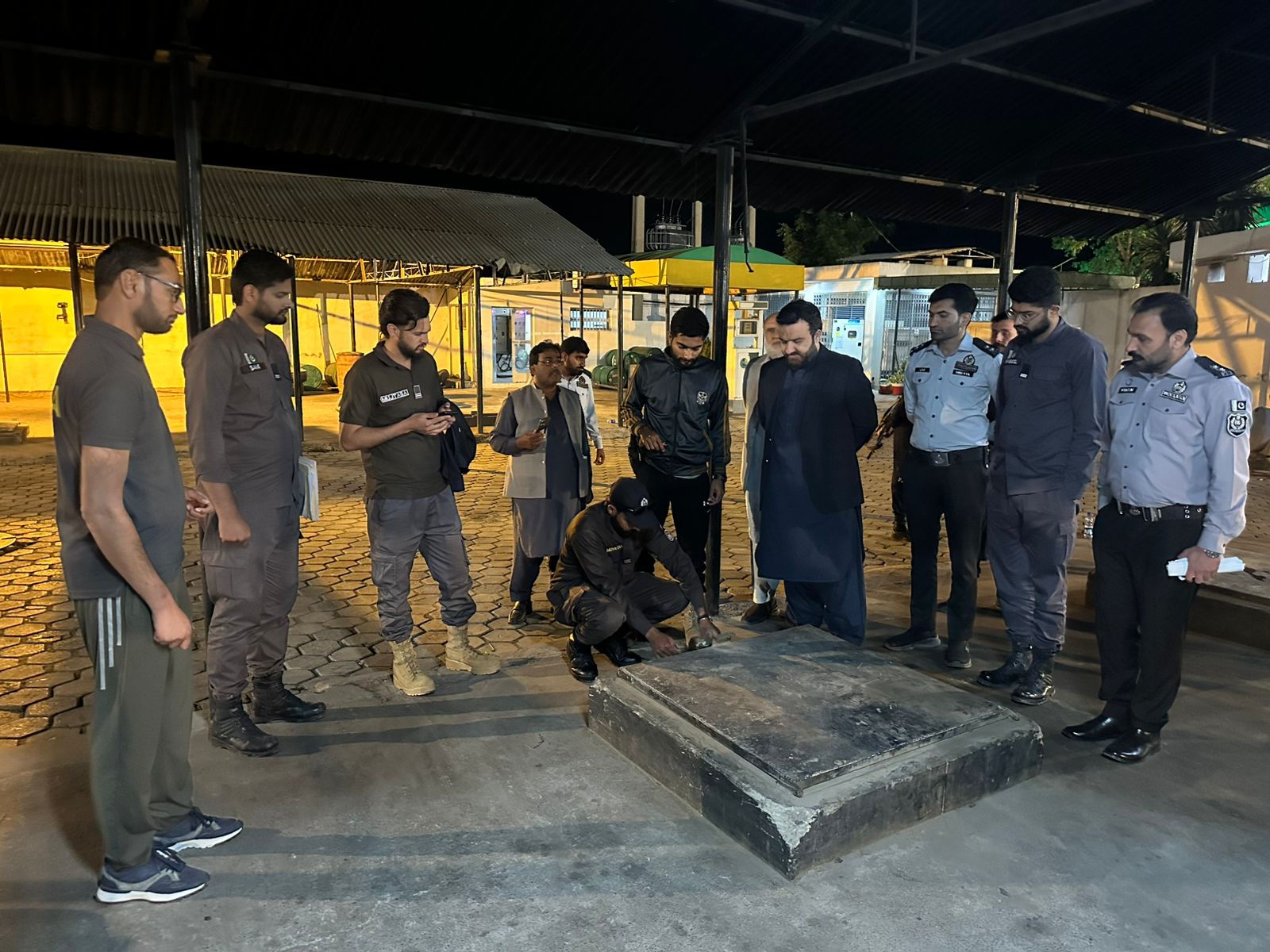 گجرات: کھاریاں میں الغنی پٹرول پمپ پربڑی کارروائی ،9لاکھ لیٹرذخیرہ شدہ تیل برآمد