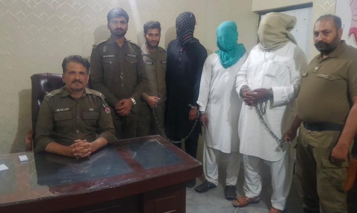 گجرات: یونیورسٹی وین سے تصادم کے بعد ڈرائیور پر تشدد، تین ملزمان گرفتار