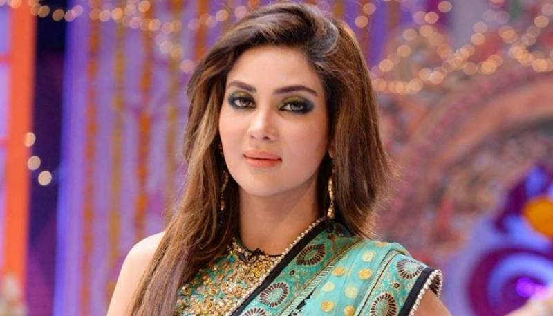 معافی کے بعد فضا علی کے شوہر کی بیچ چورا میں بیوی کو کندھے پر اٹھانے کی ویڈیو وائرل