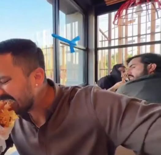 لاہور: رجب بٹ کی ریسٹورنٹ میں وی لاگنگ پر تنازع، پرائیویسی سے متعلق بحث چھڑ گئی