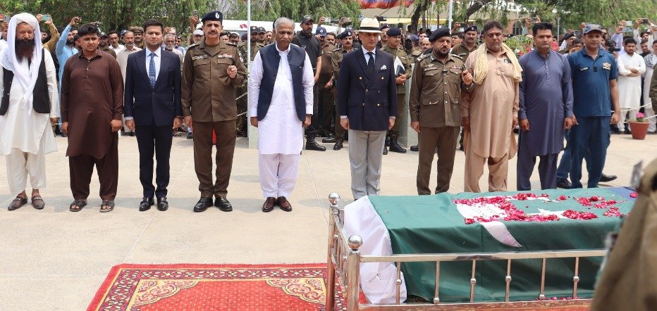 گجرات:شہید CCDاہلکار فیاض علی شاہ کی نماز جنازہ پولیس لائنز میں ادا
