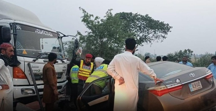 گجرات :ڈنگہ میں خوفناک ٹریفک حادثہ، کار ٹرک سے ٹکرا گئی، دو افراد جاں بحق