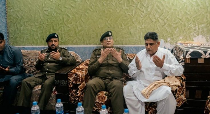 آئی جی پنجاب کا گجرات میں شہید پولیس اہلکاروں کے گھروں کا دورہ، اہلخانہ سے اظہار تعزیت