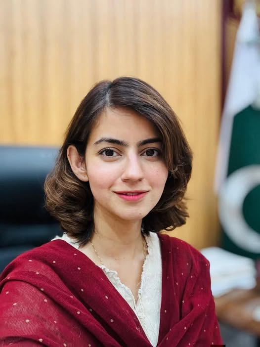 انعم فاطمہ کومونس الٰہی کےکاغذات نامزدگی مسترد کرنے پر تمغہ امتیاز سے نوازا گیا