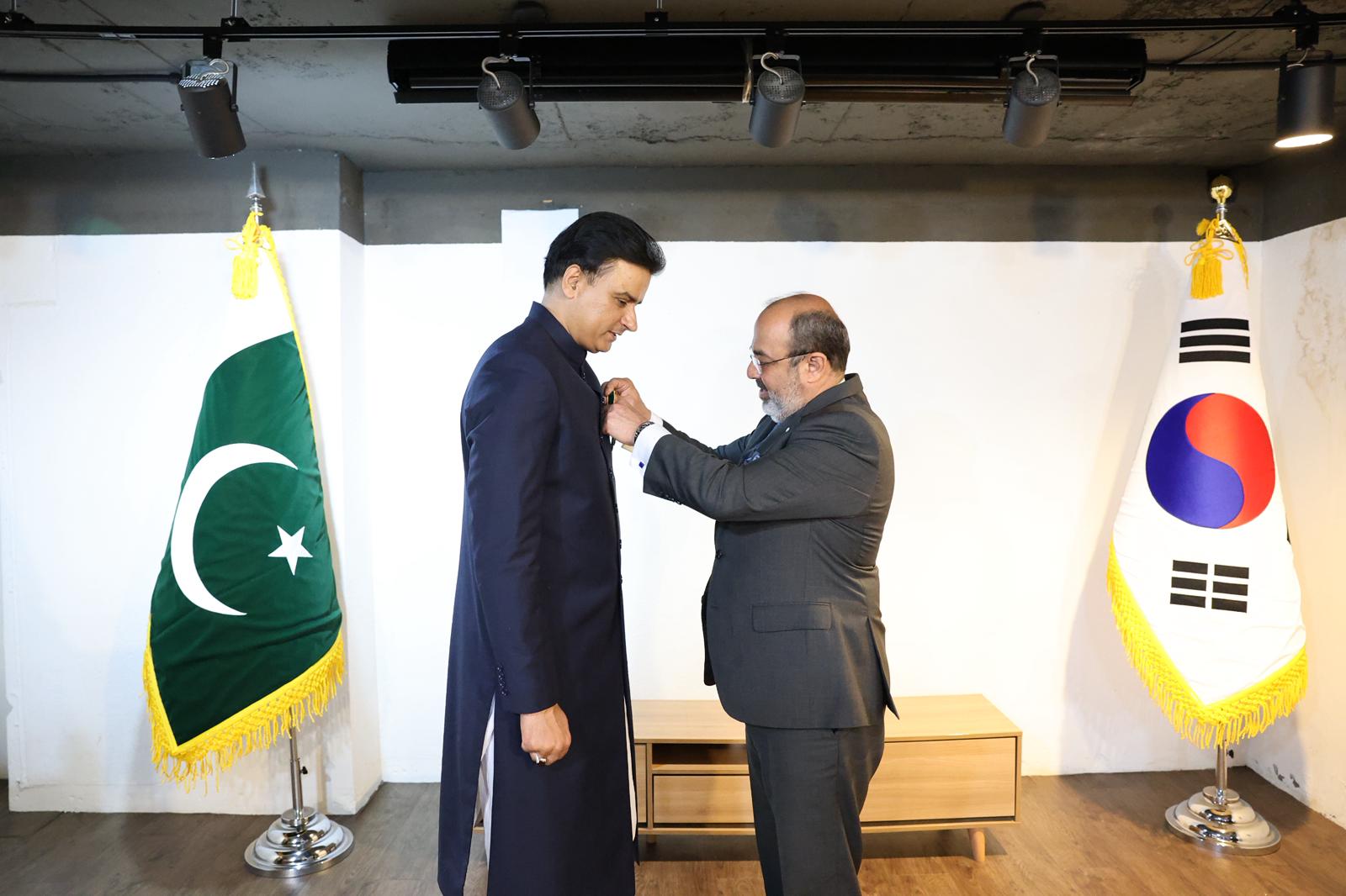 سئیول :پاکستان بزنس ایسوسی ایشن کوریا کے چیئرمین مدثر علی چیمہ کو تمغہ امتیاز سے نواز ا گیا