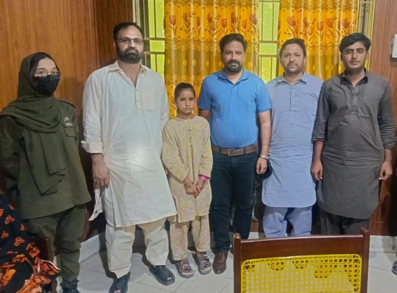 گجرات: لاپتہ 11 سالہ بچی اقراء بحفاظت بازیاب، والدہ کے حوالے