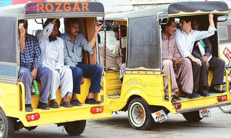 جہلم میں چنگ چی رکشہ ڈرائیورز کی من مانیاں ،زائد کرایوں پر شہری سراپا احتجاج