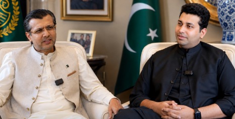 ہماراگھر پناہ گاہ بناکرغلاف کعبہ سمیت قیمتی چیزیں لوٹیں گئیں،علی ڈار
