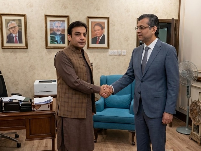 مجھے حمزہ شہبازشریف کیخلاف لانچ کرنے کی باتوں میں صداقت نہیں،علی ڈار