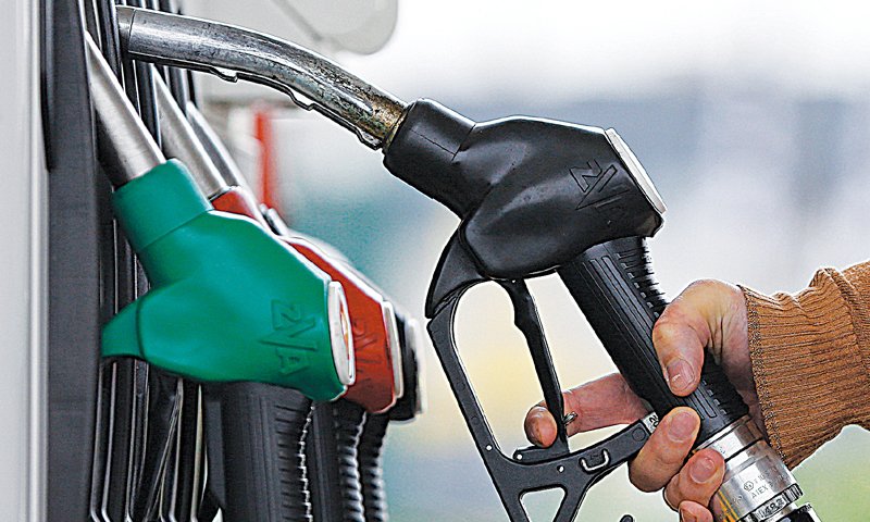 حکومت نے پیٹرول اور ڈیزل سستا کر دیا، نئی قیمتوں کا اطلاق فوری طور پر نافذ
