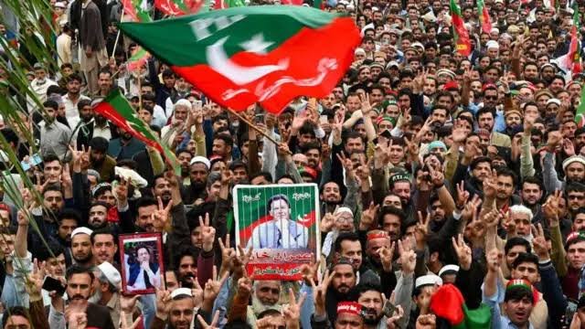 غیر ملکی خواتین کاکیس، پاکستان تحریک انصاف کا آزادانہ تحقیقات، حقائق سامنے لانے اور اسحاق ڈار کےاستعفے کا مطالبہ