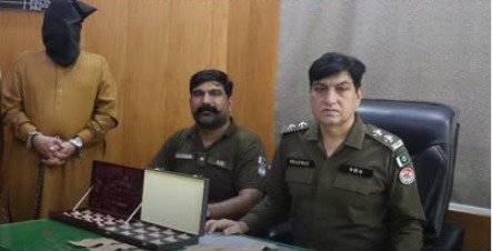 گجرات : کروڑوں کےطلائی زیور کی ٹھگی،ملزم راجہ عمران رنگے ہاتھوں گرفتار