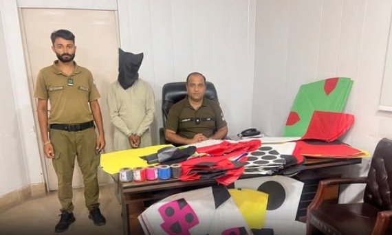 گجرات:تھانہ کنجاہ پولیس کی کارروائی،پتنگ فروش گرفتار