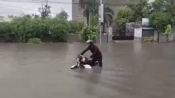 اربوں روپے کے فنڈز کے باوجود گجرات شہر پھر ڈوب گیا