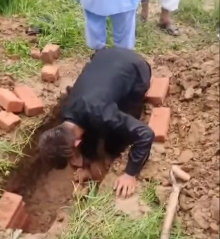 گجرات میں باثر شخص نے دوسالہ بچے کی تدفین روک دی