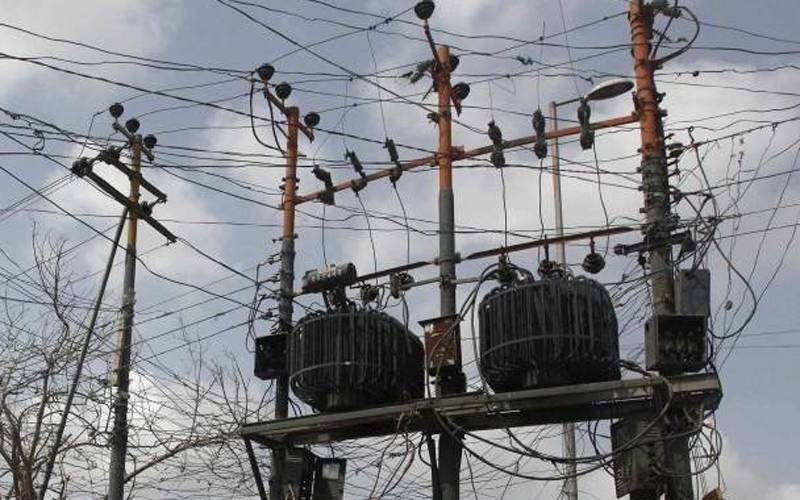 وہاڑی:ٹرانسفارمر کی لٹکتی ہوئی ننگی تاروں کی زد میں آکر 13سالہ لڑکاجاں بحق