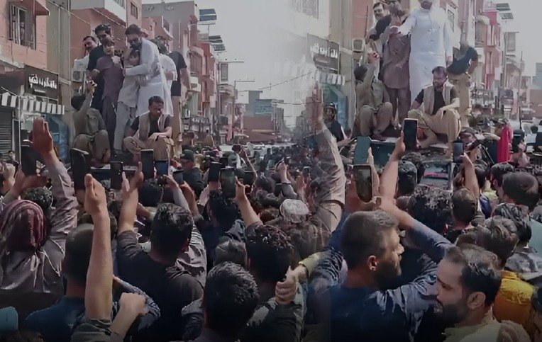 PTIکی اسٹریٹ موومنٹ،سہیل آفریدی کاگجرات میں شانداراستقبال
