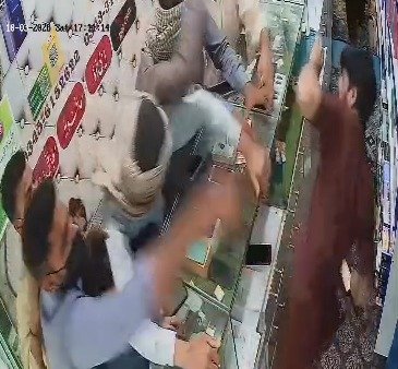 گجرات :منگووال میں موبائل شاپ پر دن دیہاڑے 5 افراد کی مبینہ غنڈہ گردی، سی سی ٹی وی فوٹیج سامنے آگئی