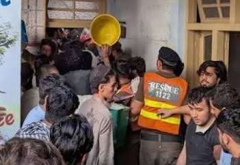 پشاور: اسکول کی چھت گرنے سے 29 بچے اور 1 خاتون ٹیچر جاں بحق
